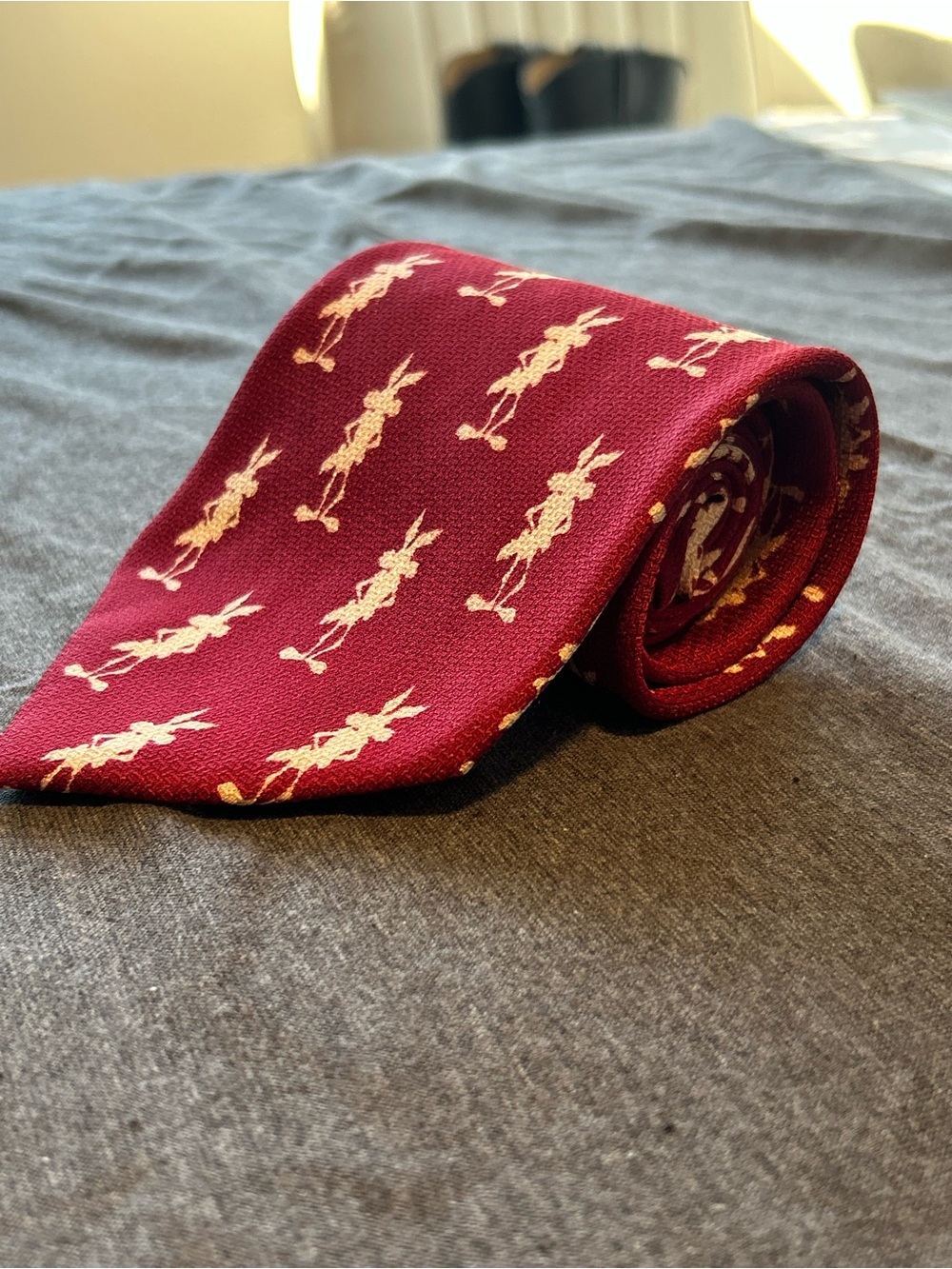 Warner Bros. Men's Maroon Tie with Cream Rabbit Motif